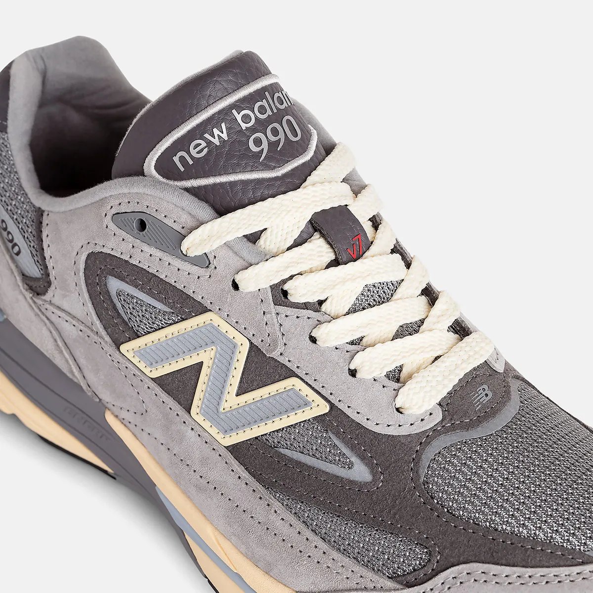 รายละเอียดโลโก้ N และลิ้น new balance 990 ของ 990v7